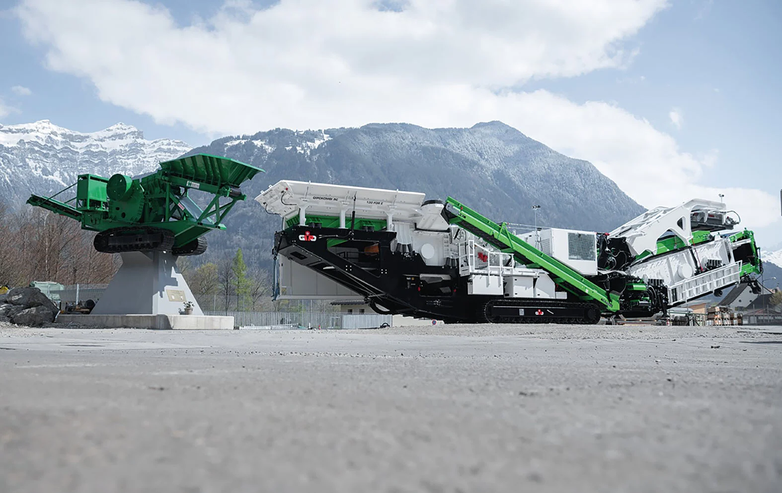 Moderne GIPO Brechanlage mit historischer Maschine auf Sockel