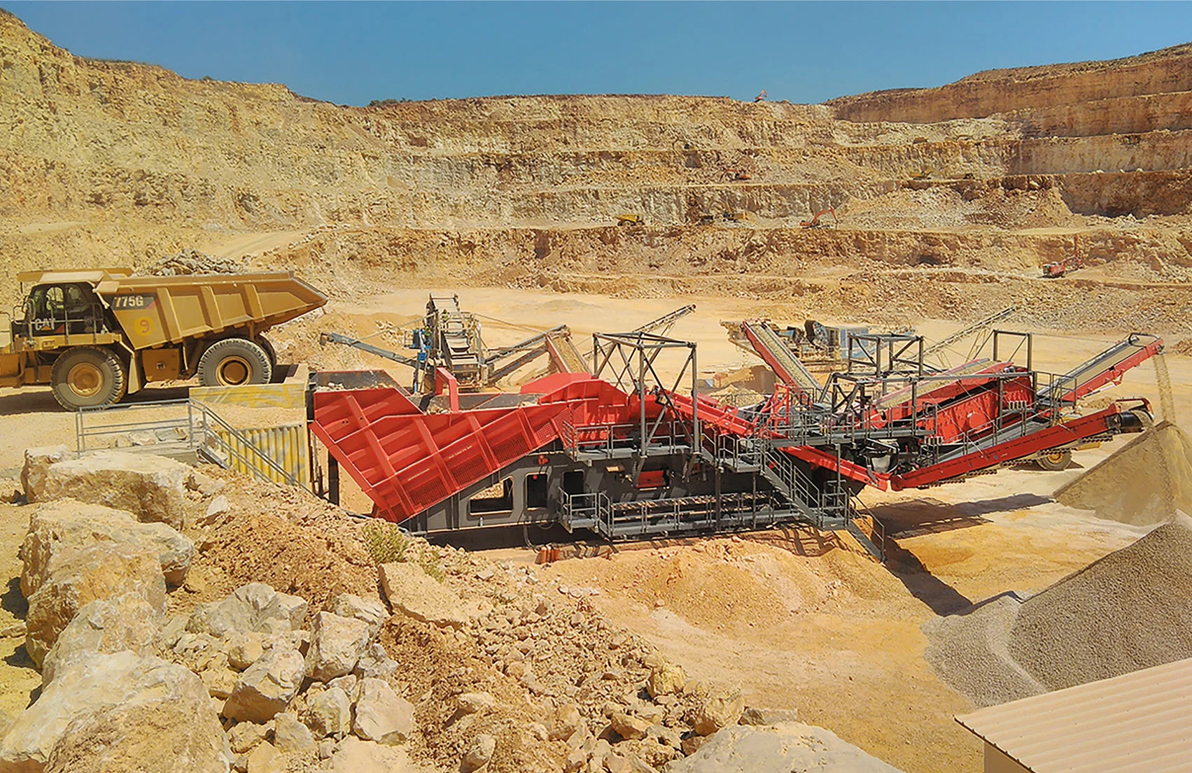 Mobile GIPO Brech- und Siebanlage im Steinbruch im Einsatz