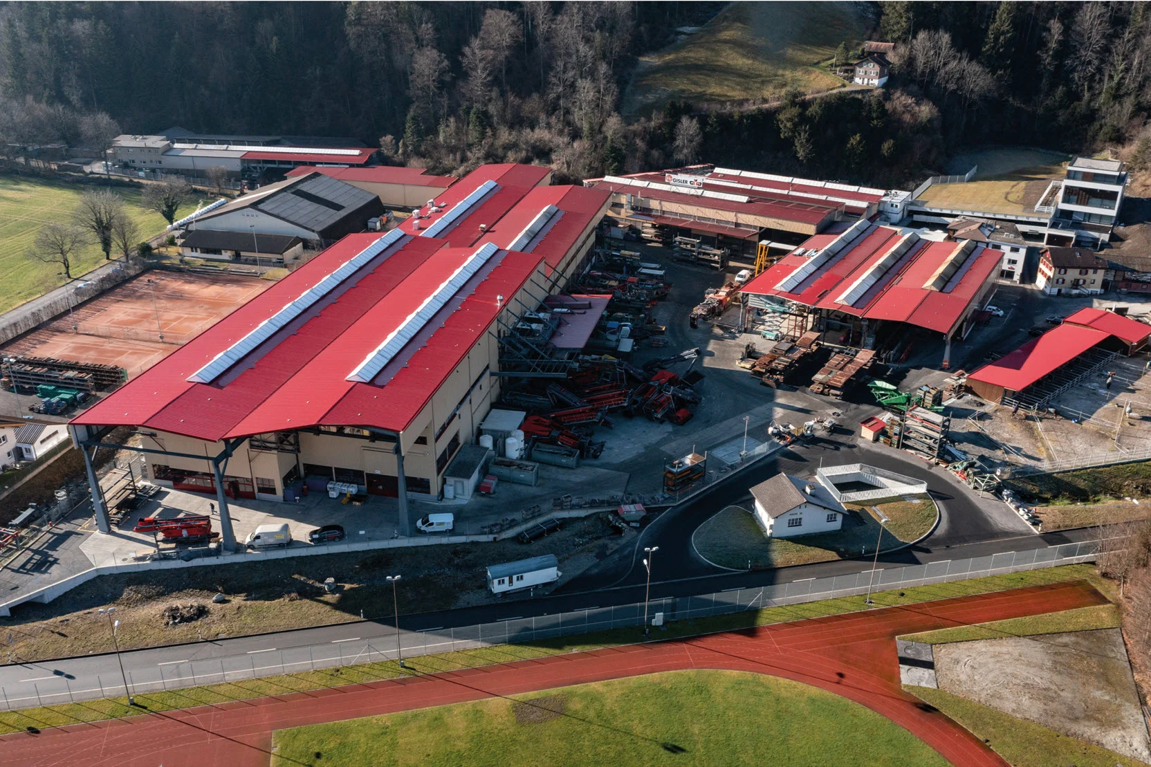 Luftaufnahme des GIPO Werksgeländes in Seedorf mit roten Produktionshallen