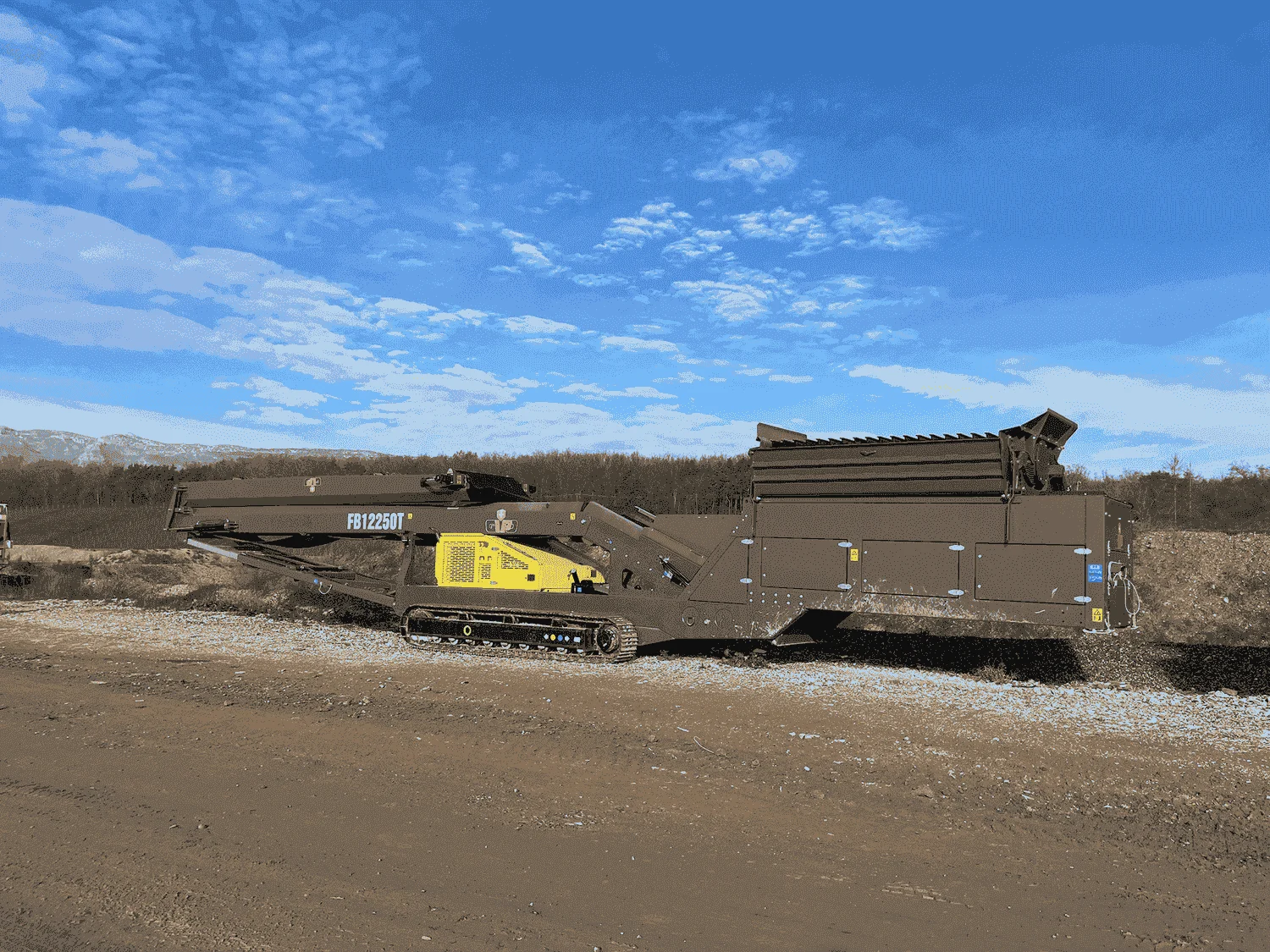 Seitenansicht der Förderanlage mit Austragsband