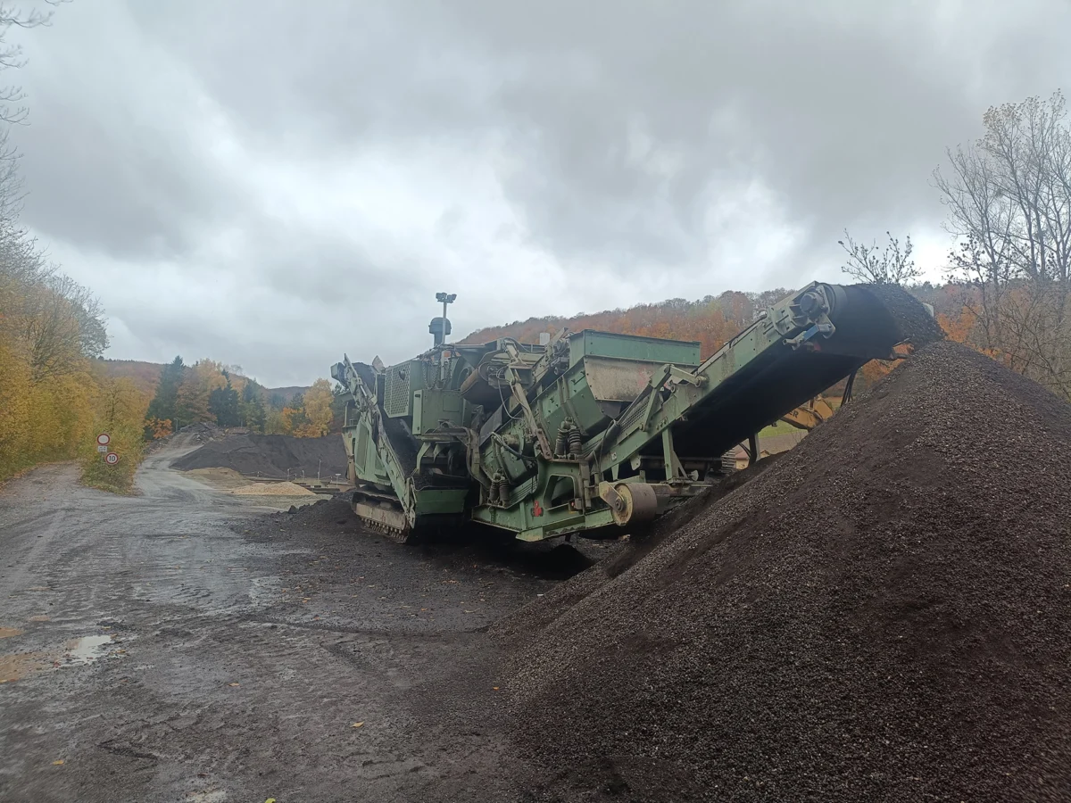 Mobile GIPO impact crusher processing recycled asphalt