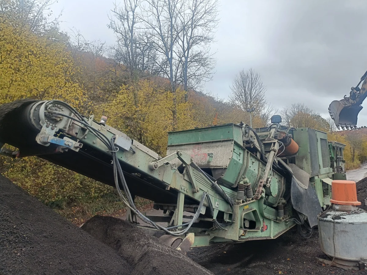 Side view of the GIPO crushing plant with discharge conveyor and stockpile