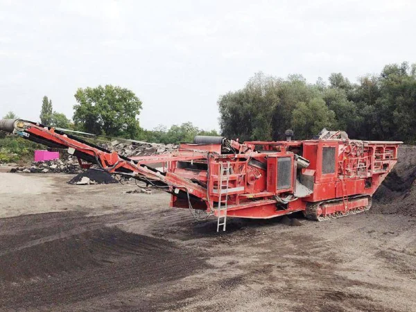 Seitenansicht der mobilen Brechanlage mit Austragsband