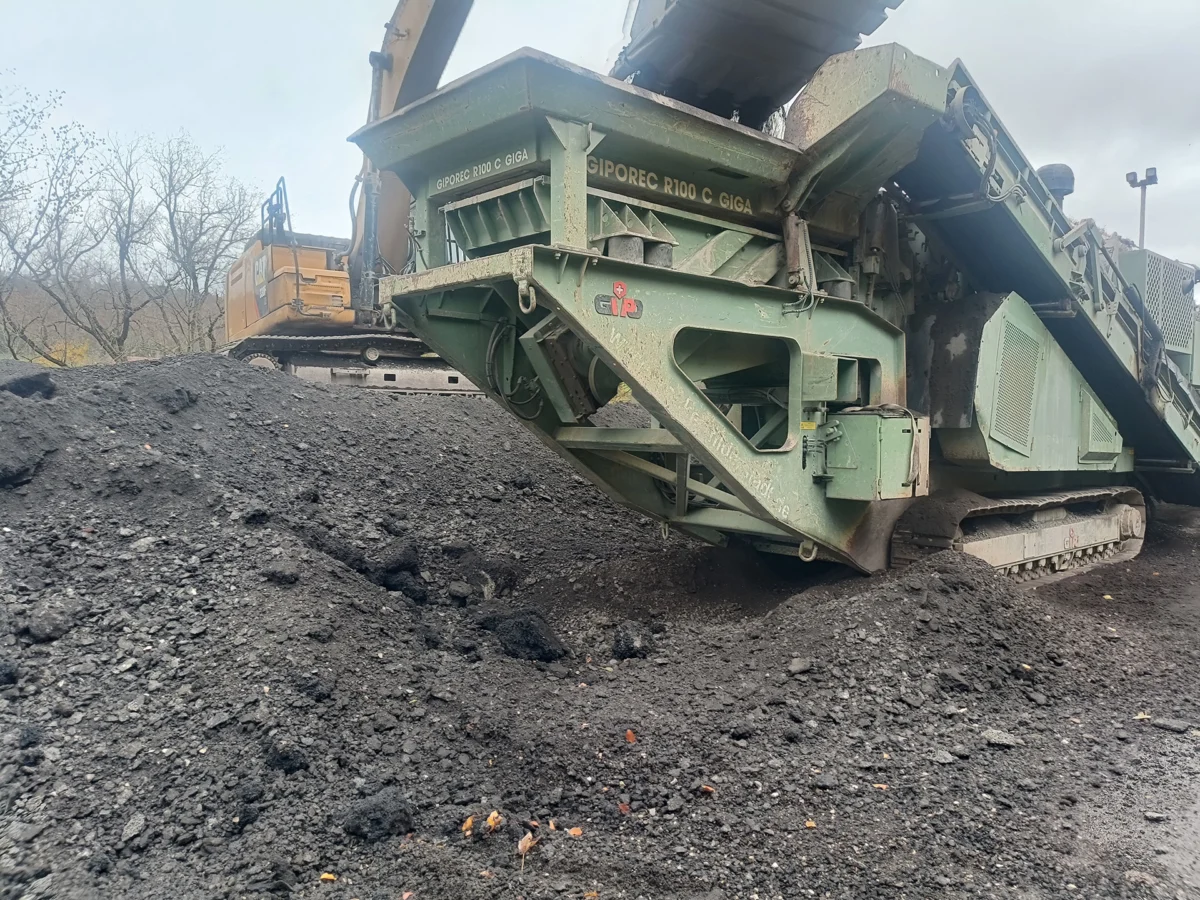 GIPO impact crusher on crawler tracks operating in recycling application