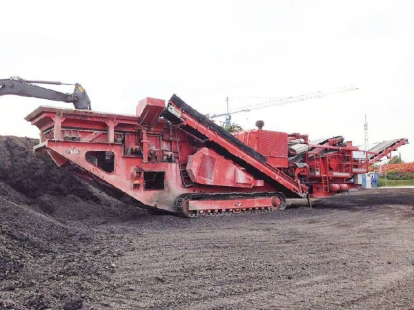 Prallbrechanlage auf Raupenfahrwerk beim Materialumschlag