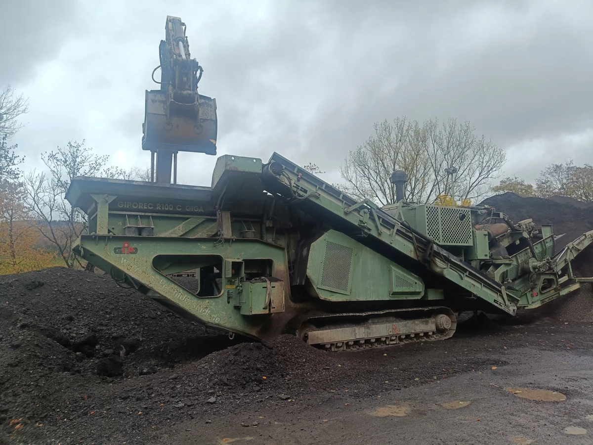 Mobile GIPO plant fed by excavator during material processing