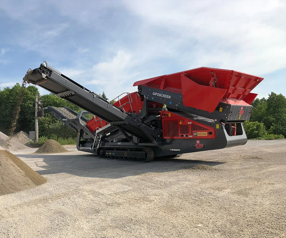 Gipo GS 1555 Cribleur mobile (2 étages) sur châssis chenillé, avec trémie d’alimentation et convoyeurs, configuration compacte.