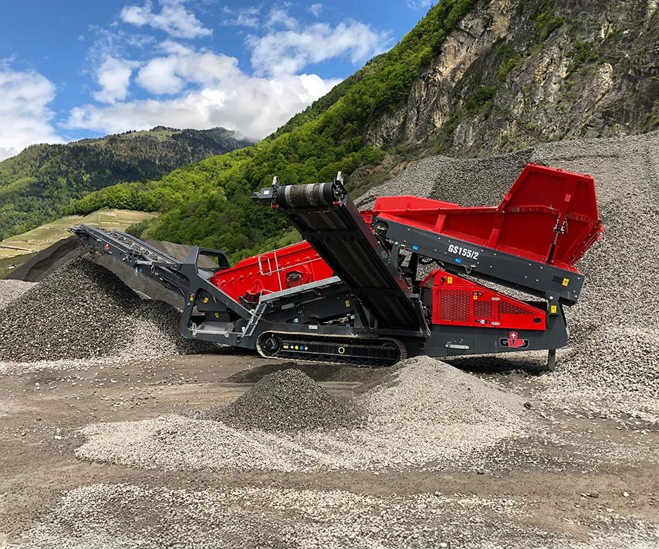 Gipo GS 1555 Cribleur mobile avec grande trémie d’alimentation et convoyeur principal sur châssis chenillé.
