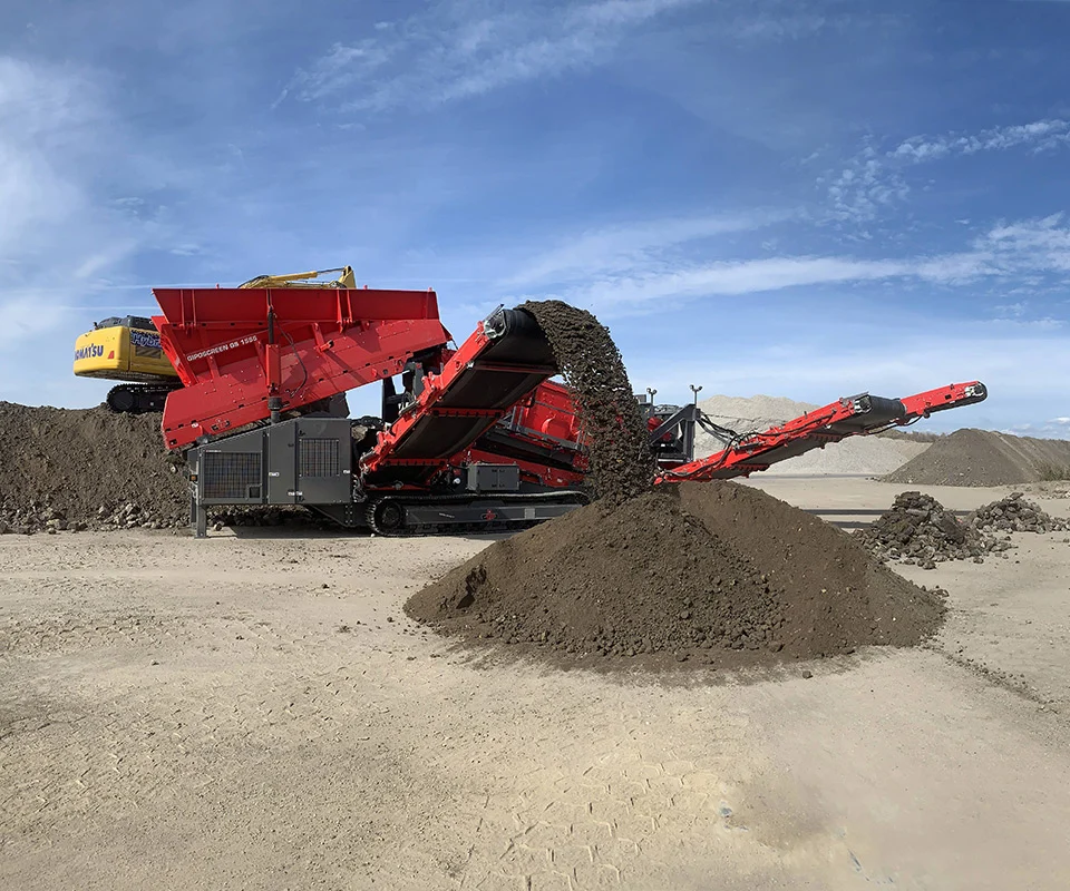 Gipo GS 1555 Cribleur mobile avec grande trémie d’alimentation et convoyeur principal sur châssis chenillé.