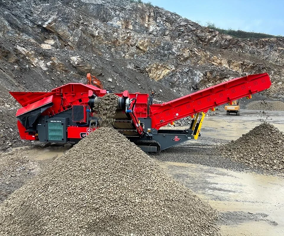 Gipo RR 130 Scalpeur à disques mobile avec convoyeurs déployés, production de stocks de granulats calibrés