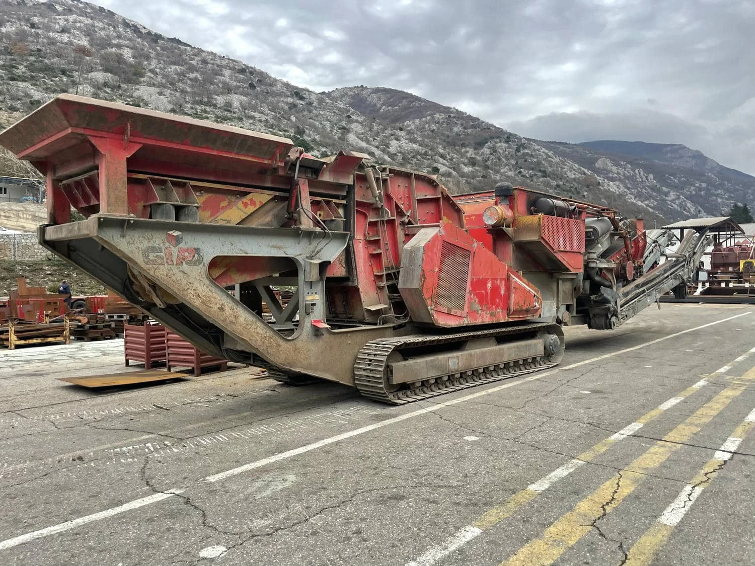 Side view of the mobile GIPO crushing plant on crawler tracks
