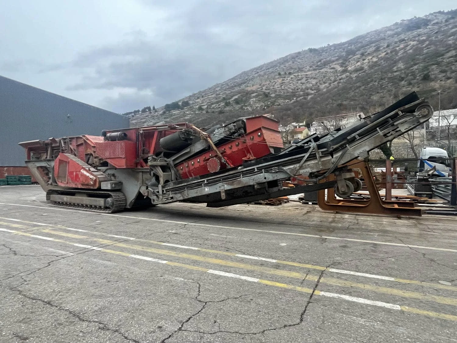 Mobile GIPO crushing and screening plant with conveyor in recycling application
