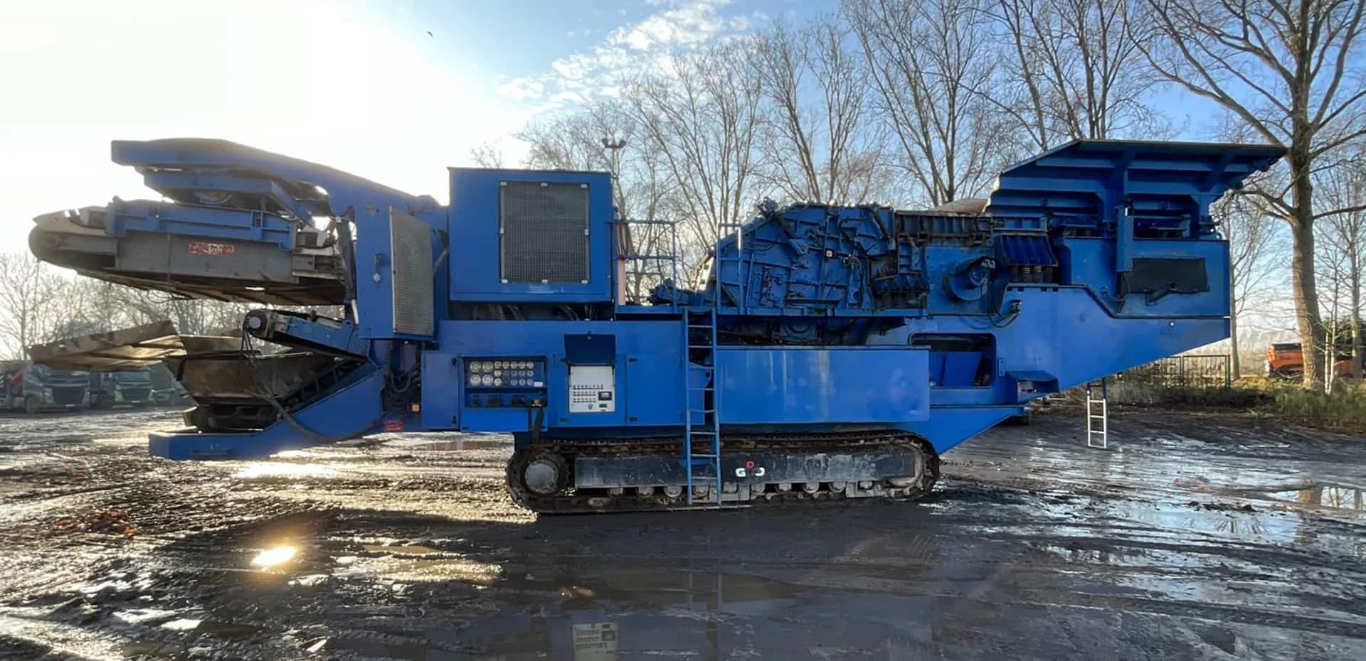 Mobile Brech- und Siebanlage in blauer Ausführung auf Raupenfahrwerk