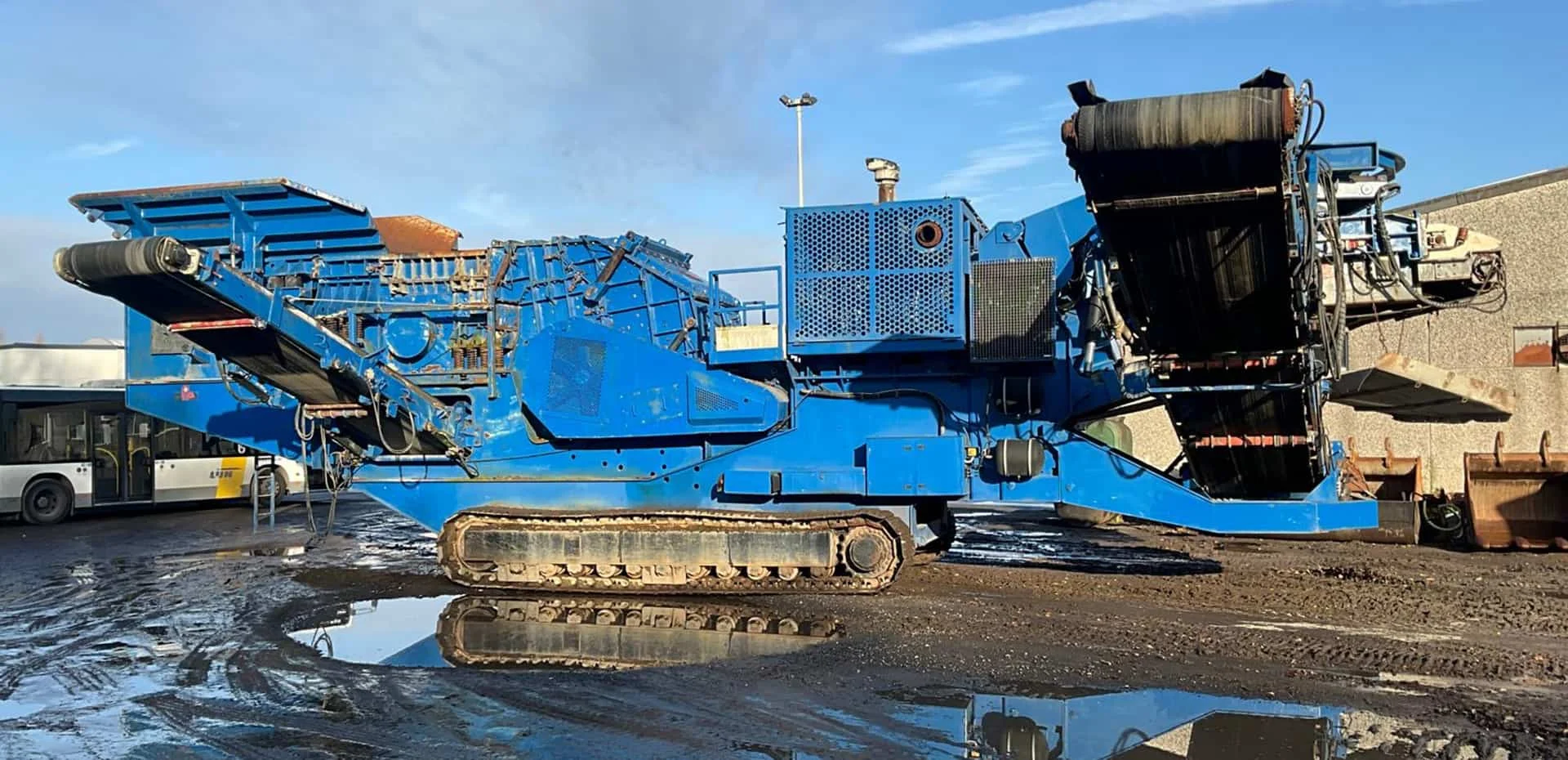 GIPO Anlage mit Aufgabeeinheit, Prallbrecher und Siebeinheit im Betriebshof