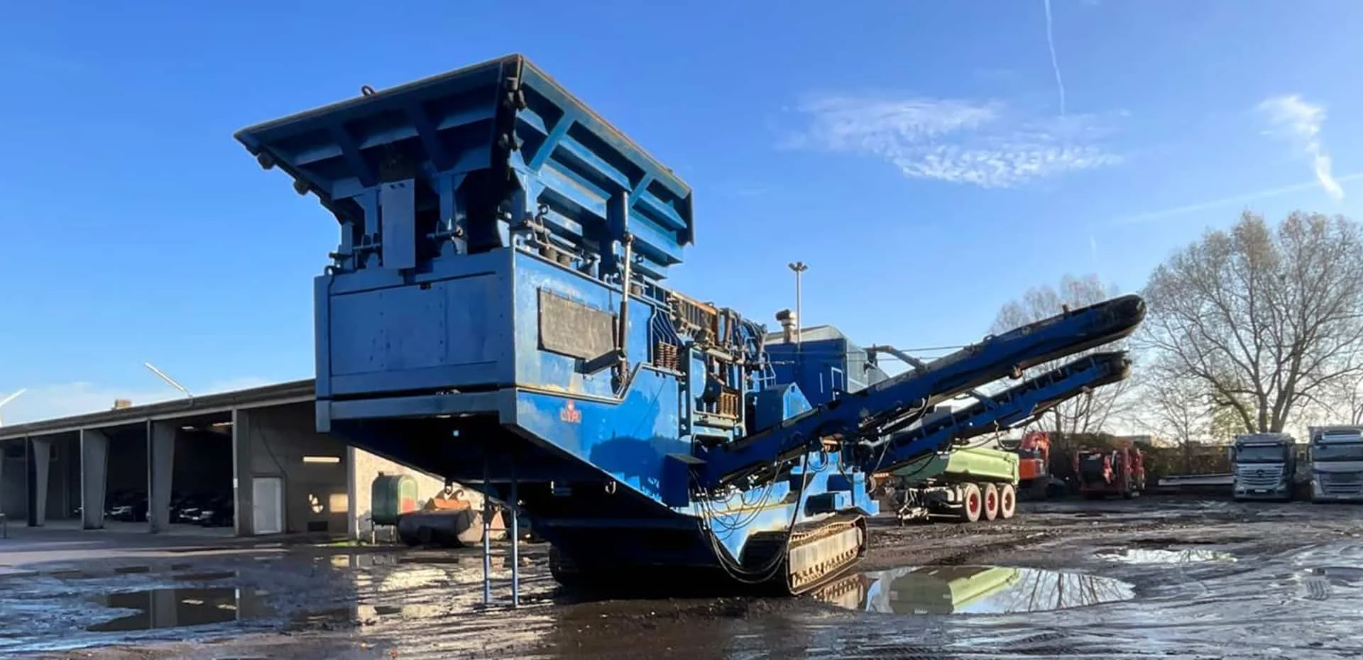 Heckansicht der mobilen Anlage mit Austragsband und Untergestell