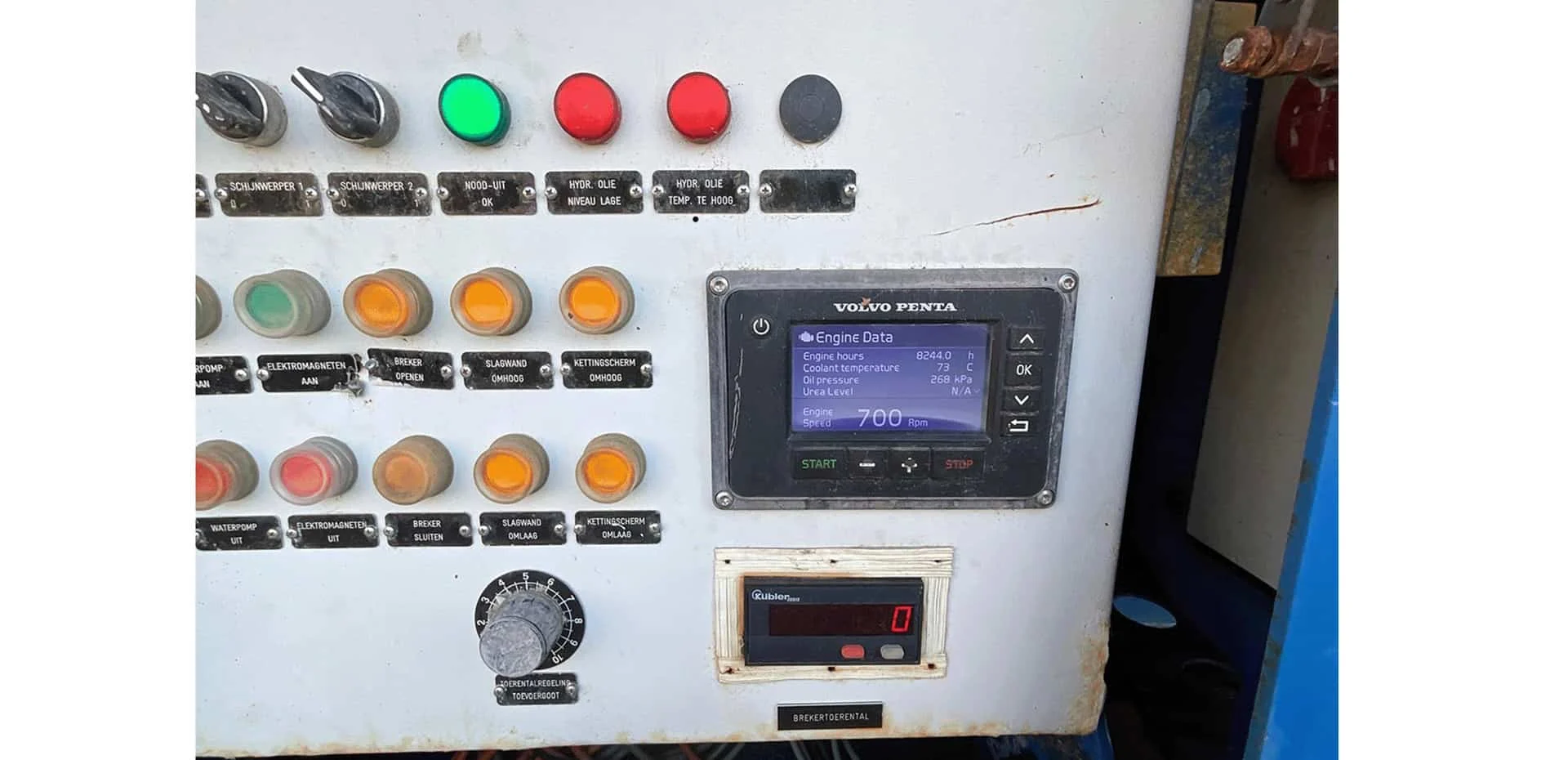 Steuerpult mit Bedientasten und Display der GIPO Brechanlage