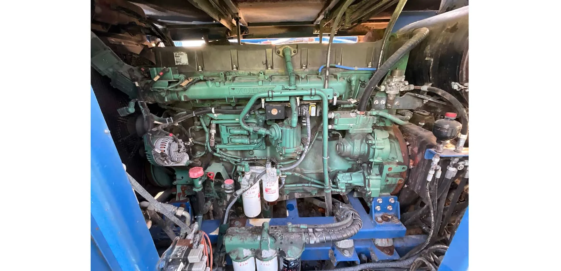 Detailansicht des Dieselmotors der mobilen Brech- und Siebanlage