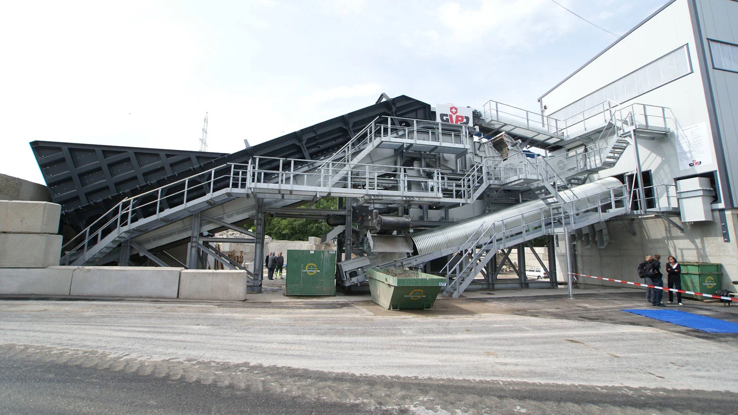 GIPO Recyclinganlage aussen mit Förderbändern und Sortierlinien