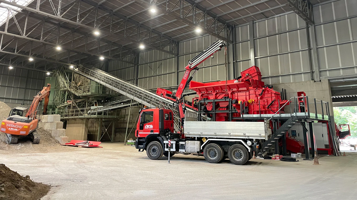 Überdachte Recyclinghalle mit mobilem GIPO Brecher und Förderbändern