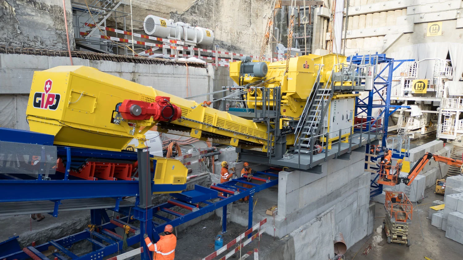 Oberirdische Anlage mit gelben GIPO Aggregaten beim Aushub
